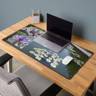 Paarse Lotus Bloemen in Pond Desk Mat