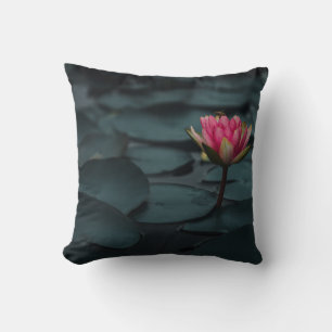 PAARSE LOTUS-STROOM OP WATER KUSSEN