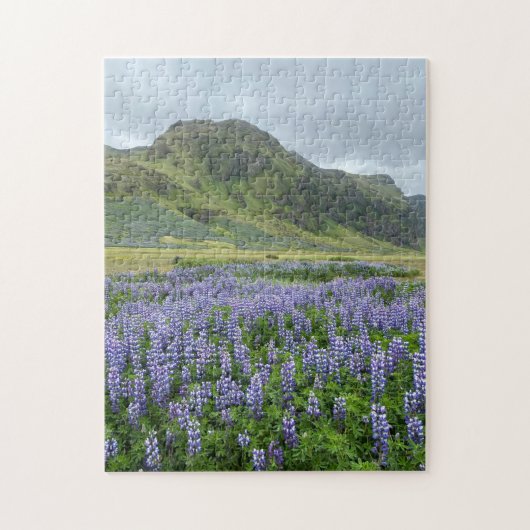 Paarse lupine bloemen & groene bergen legpuzzel (Verticaal)