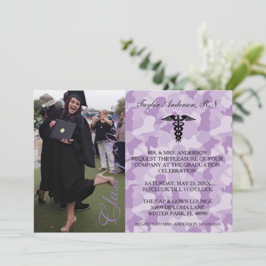 Paarse Medische RN School Afstuderen Aankondiging (Staand voorkant)