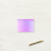 Paarse monogram geborsteld metaal post-it® notes (Op bureau)
