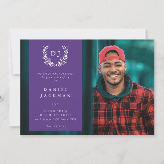 Paarse Monogram Laurel WreatAfstuderen Foto Aankondiging (Voorkant)