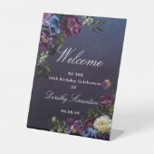 Paarse Moody Flower 60e verjaardag Welkom Reclamebord Met Voetstuk (Voorkant)