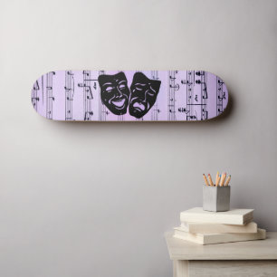 Paarse muziek- en theatermaskers skateboard