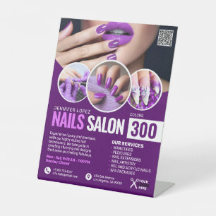 Paarse nagelsalon, schoonheidssalon, make-upkunste reclamebord met voetstuk