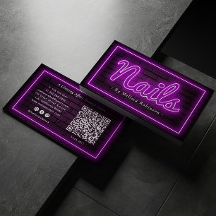 Paarse Neon & Nagelstylist met bakstenen muur met Visitekaartje
