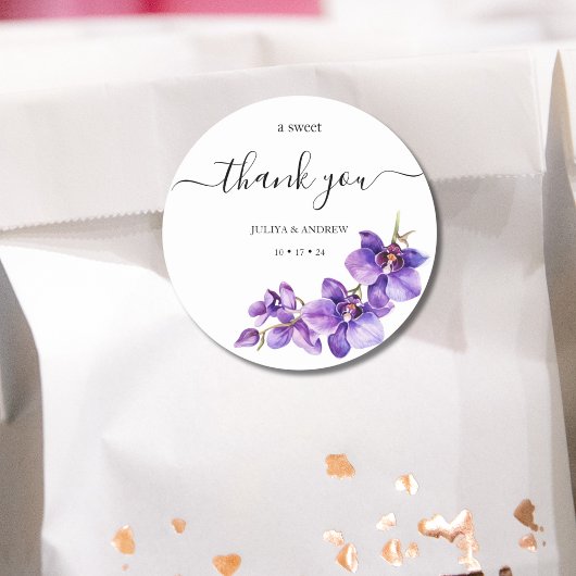 Paarse orchidee en wit script bruiloft ronde sticker