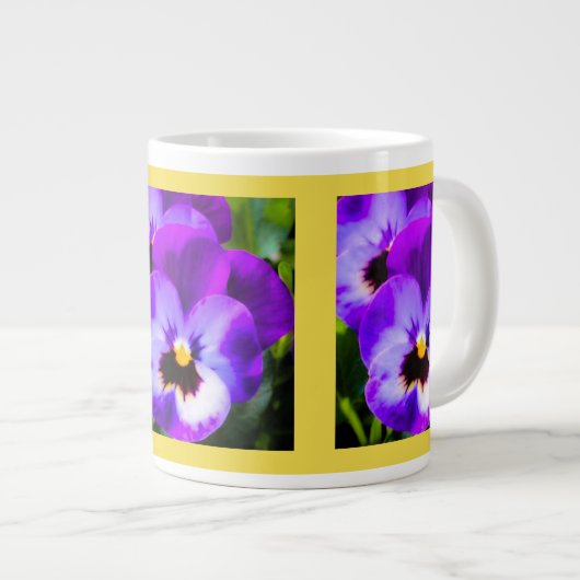 Paarse Pansy Yellow Cup Jumbo Mok (Voorkant rechts)