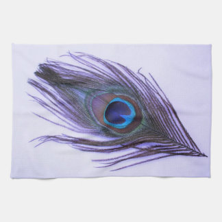Paarse Peacock-doezelaar op Paarse keukenhanddoek