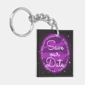 Paarse planet ruimte die onze datum leek te sparen sleutelhanger (Voorkant Links)