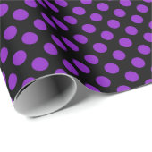 paarse polka-stippen op zwart cadeaupapier (Rol Hoek)
