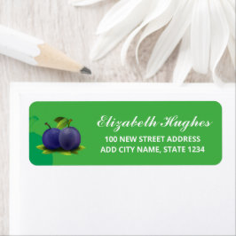 Paarse pruimen op groen etiket