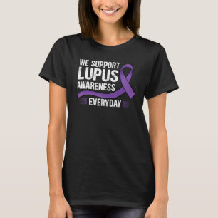 Paarse regenbooglintsteunaar voor een Lupus A T-shirt