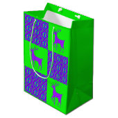 Paarse rendieren medium cadeauzakje (Voorkant Gekanteld)