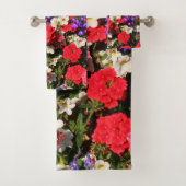 Paarse, rode en witte jaarbloemen bad handdoek (Insitu)