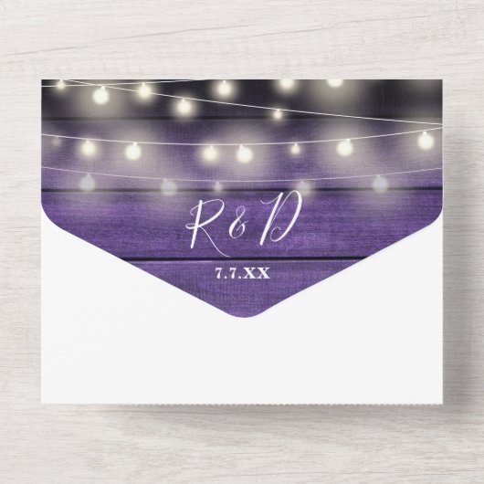 Paarse roestige houten slingerlichtjes bloemige br all in one uitnodiging (Achterkant)