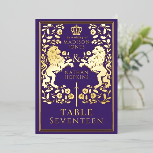 Paarse Royal middeleeuwse leeuw bruiloft Folie taf Folie Uitnodiging (Staand Voorkant)