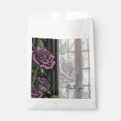 Paarse rozen bij het raam - gotische stijl bruilof bedankzakje (Voorkant)