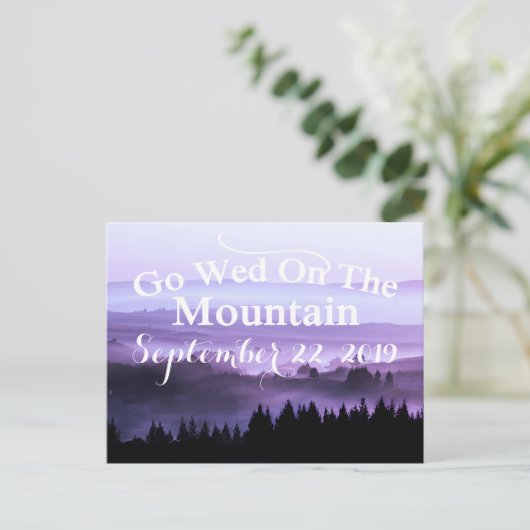 Paarse Rustic Mountain bruiloft Bewaar de datum Aankondigingskaart (Staand voorkant)