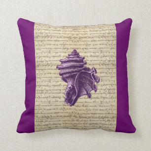 Paarse schelp op achtergrond kussen