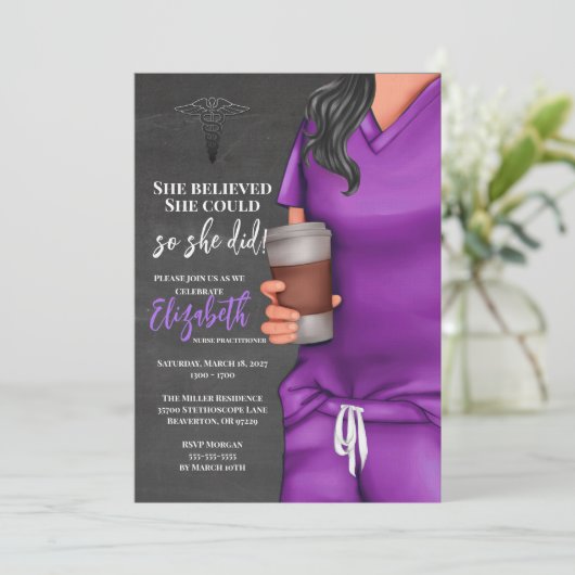 Paarse Scrubs Verpleegschool Afstuderen Uitnodigin Kaart (Staand voorkant)