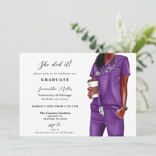 Paarse scrubs verpleegster foto ze deed het Afstud Kaart (Staand voorkant)