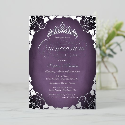Paarse Silver Elegant Script Roos Quinceanera Folie Uitnodiging (Staand Voorkant)