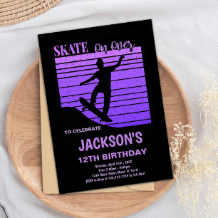 Paarse skateboard verjaardagsuitnodiging kaart