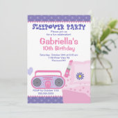 Paarse Slumber Party Fun Birthday Uitnodiging (Staand voorkant)
