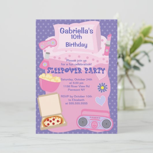 Paarse Slumber Party Fun Birthday Uitnodiging (Staand voorkant)