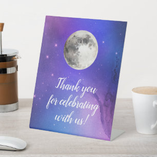 Paarse sterren in de ruimte boven de hemelse maan reclamebord met voetstuk