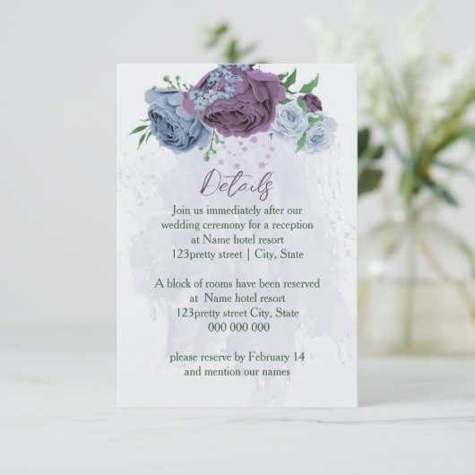 Paarse stoffige blauwe bloemen bruiloft details informatiekaartje (Staand voorkant)