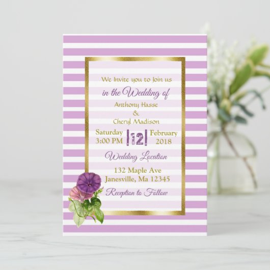 Paarse StripePetunia's en gouden bruiloft uitnodig Kaart (Staand voorkant)