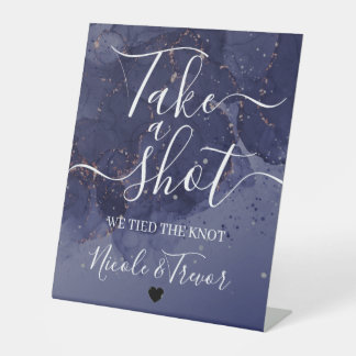 Paarse Textuur Calligrafie Neem een ​​Schot Reclamebord Met Voetstuk