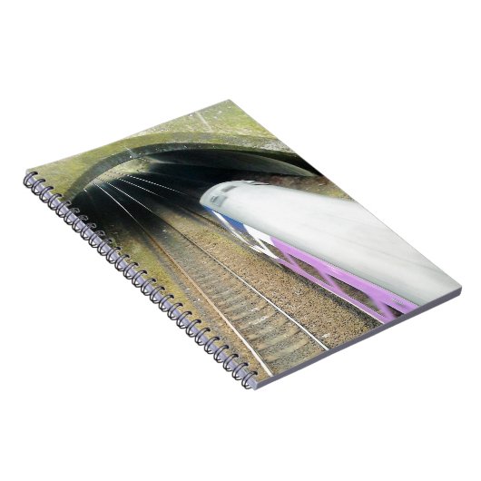 Paarse trein, spoorbaan, tunnel, reizen notitieboek (Rechterzijde)