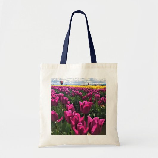 Paarse Tulpen in een veld met een luchtballon Tote Bag (Voorkant)