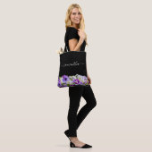 Paarse violetfloralen monogram zwart script draagtas (Op model)