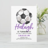 Paarse Voetbal Meisje Verjaardag Uitnodiging (Staand voorkant)