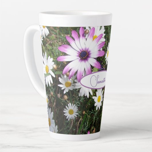 Paarse White Daisy Flower Garden naam Latte Mok (Linkerhoek)