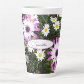 Paarse White Daisy Flower Garden naam Latte Mok (Voorkant)