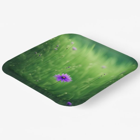 Paarse wilde bloemen in groen veld papieren bordje (Gebogen)