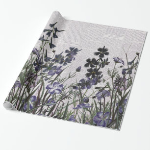 Paarse wilde bloemen op de krant: cadeaupapier