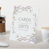 Paarse wilderbloemkalligrafie Weddenschap Gift Reclamebord Met Voetstuk (Insitu)