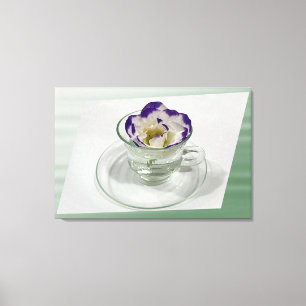 Paarse witte bloem in een bekertje canvas afdruk