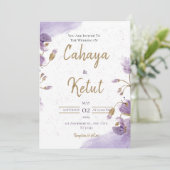 Paarse witte bloemenbruiloft uitnodiging (Staand voorkant)