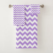 Paarse zigzag, Paarse chevron, geometrisch patroon Bad Handdoek (Insitu)