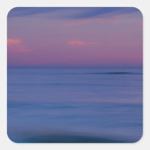 Paarse zonsopgang aan de kust van de oceaan vierkante sticker