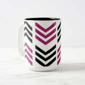 Paarse zwarte Chevron geometrisch patroon Tweekleurige Koffiemok (Voorkant links)