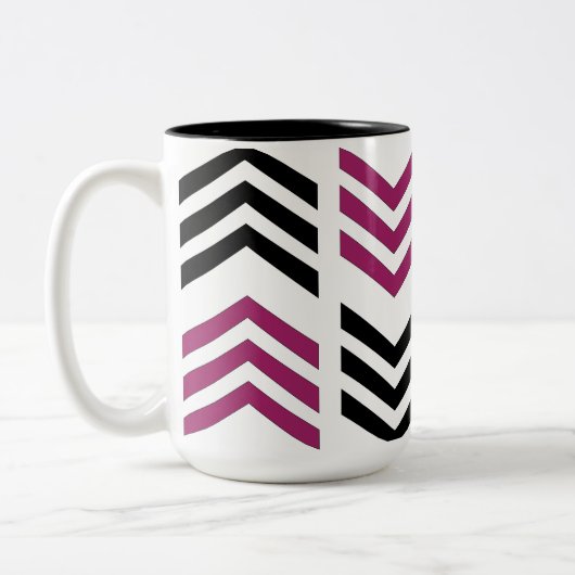 Paarse zwarte Chevron geometrisch patroon Tweekleurige Koffiemok (Links)