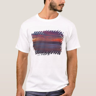 Paarsgekleurde zonsopgang aan de oceaan kust t-shirt